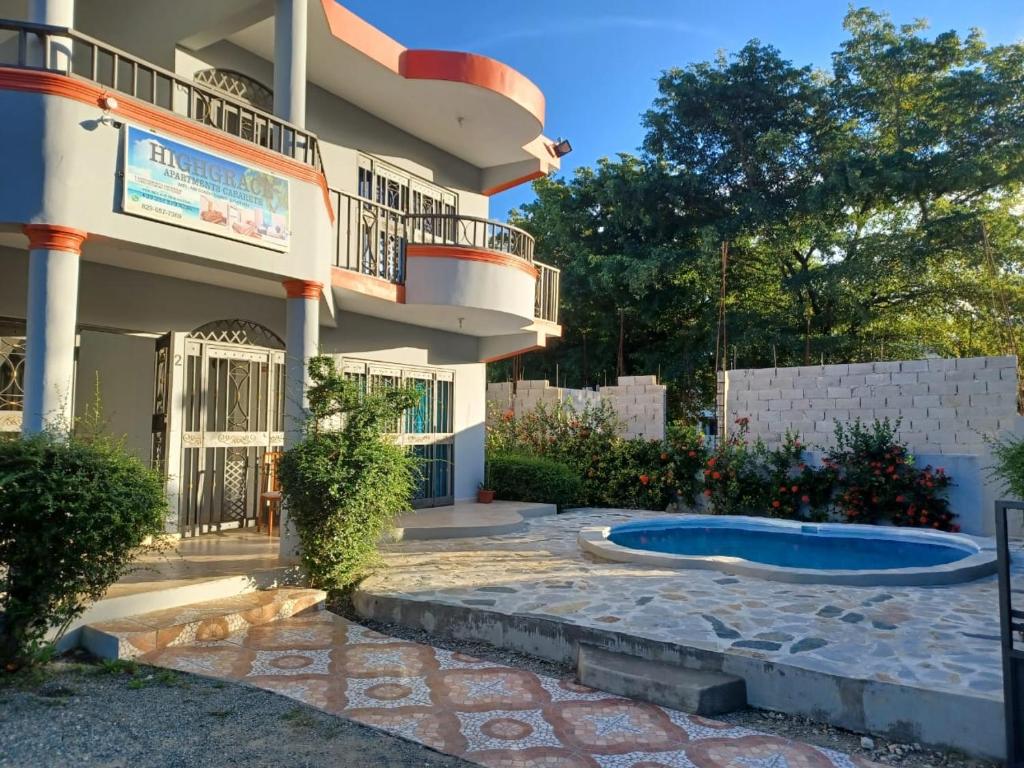 un edificio con piscina frente a él en Highgrace Apartments Cabarete Center, whit POOL, en Cabarete