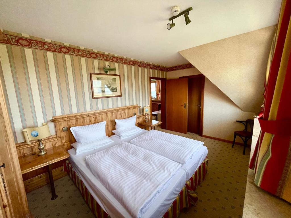 Postel nebo postele na pokoji v ubytování Moby Dick Hotel & Ferienwohnungen