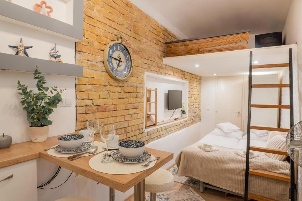 Habitación pequeña con mesa y cama en Oktogon City Apartment, en Budapest