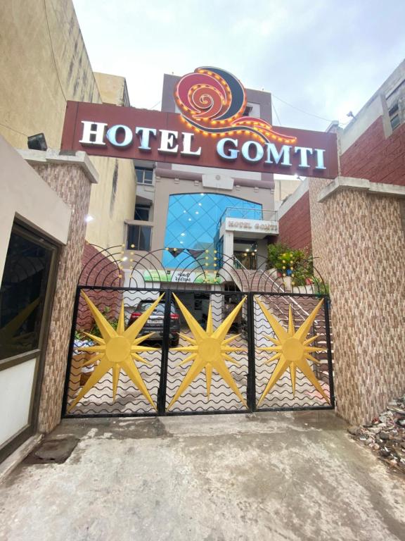 Hotel Gomti Dwarka في دواركا: بوابة امام منتجع فندقي