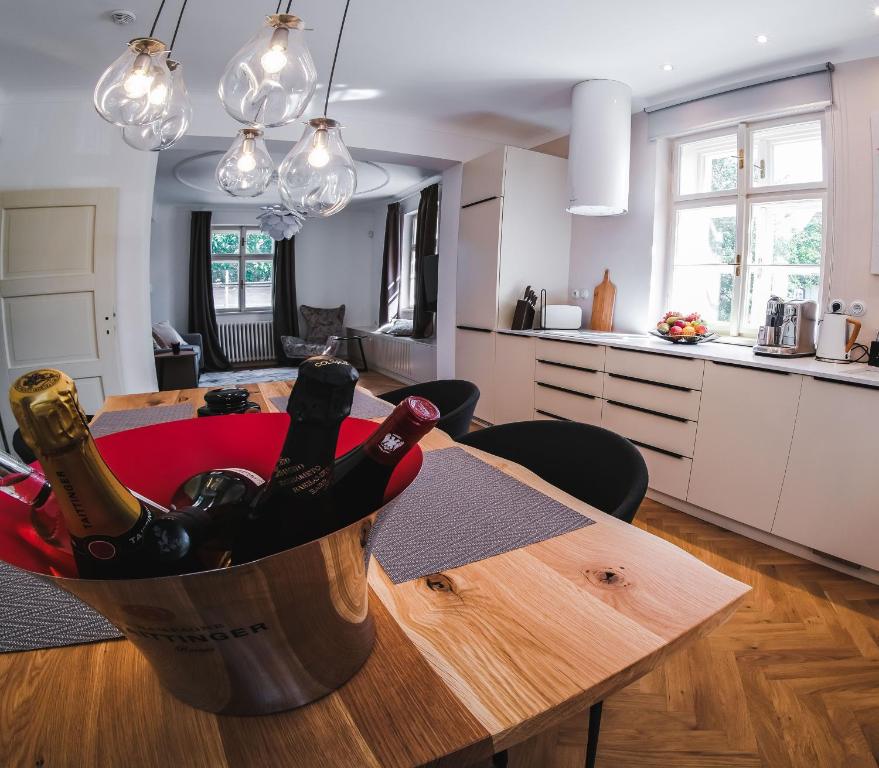 Una habitación con una mesa con botellas de vino. en Vila Pražská en Vrchlabí