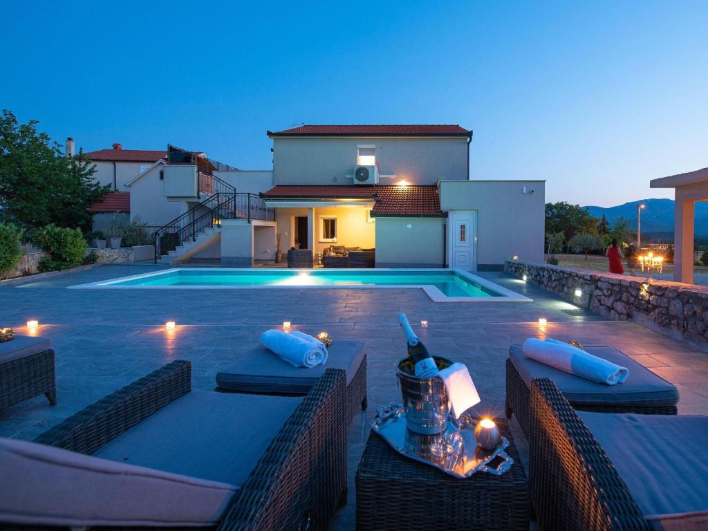 uma villa com piscina à noite em Fantastic villa in Ugljane with private pool em Ugljane