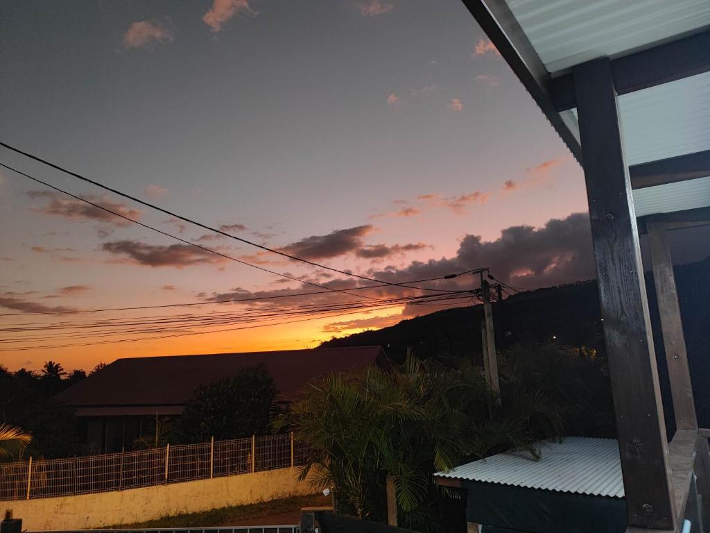 een zonsondergang vanaf het balkon van een huis bij Ti Kaz Fond de Puits in Saint-Philippe
