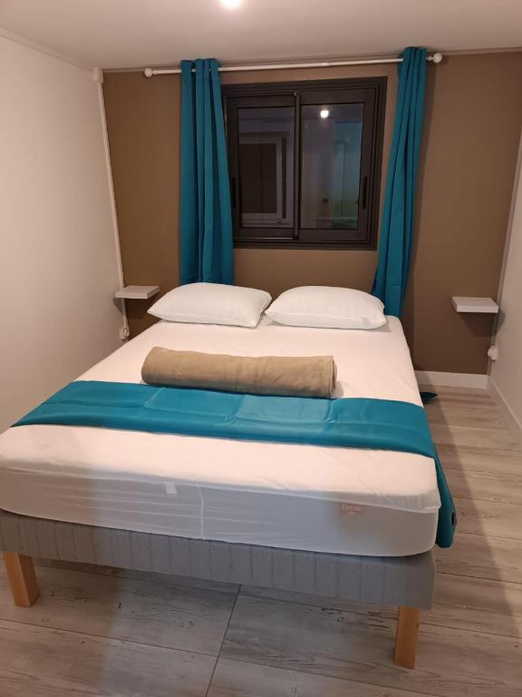 Postel nebo postele na pokoji v ubytování Ti Kaz Fond de Puits