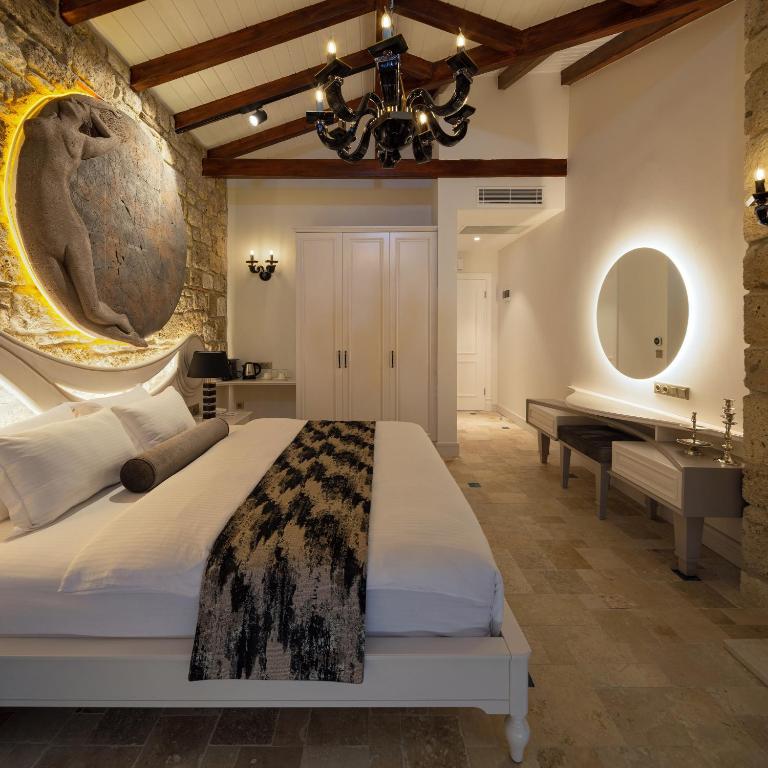 A bed or beds in a room at Monreve Alaçatı