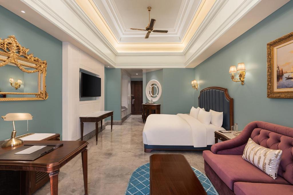 TV a/nebo společenská místnost v ubytování Hotel Hillock Ahmedabad