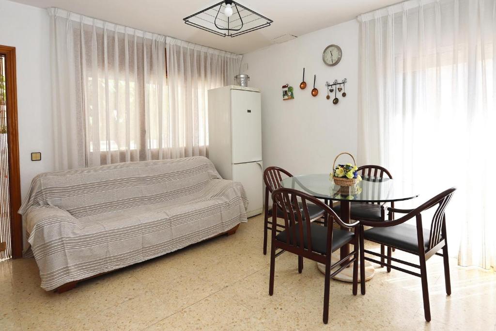 A bed or beds in a room at AT096 Piscina privada, barbacoa, wifi, 900m de la playa