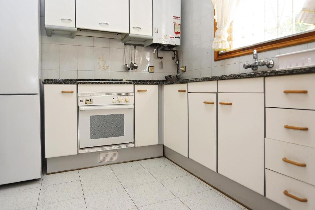 A kitchen or kitchenette at AT096 Piscina privada, barbacoa, wifi, 900m de la playa