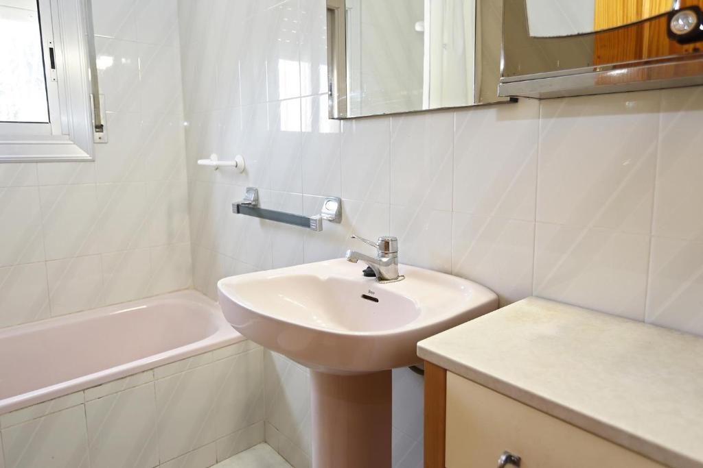 A bathroom at AT096 Piscina privada, barbacoa, wifi, 900m de la playa