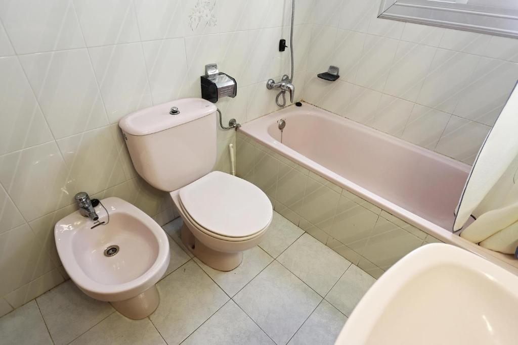 A bathroom at AT096 Piscina privada, barbacoa, wifi, 900m de la playa