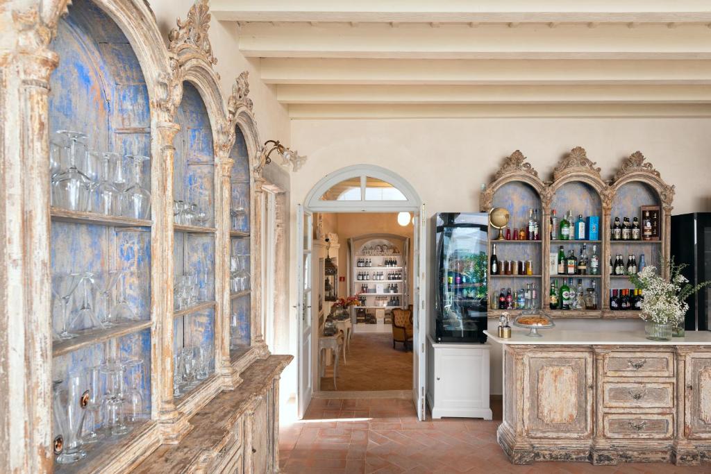 una camera con un bar con piastrelle blu alle pareti di Hotel Palazzo Novello a Montichiari