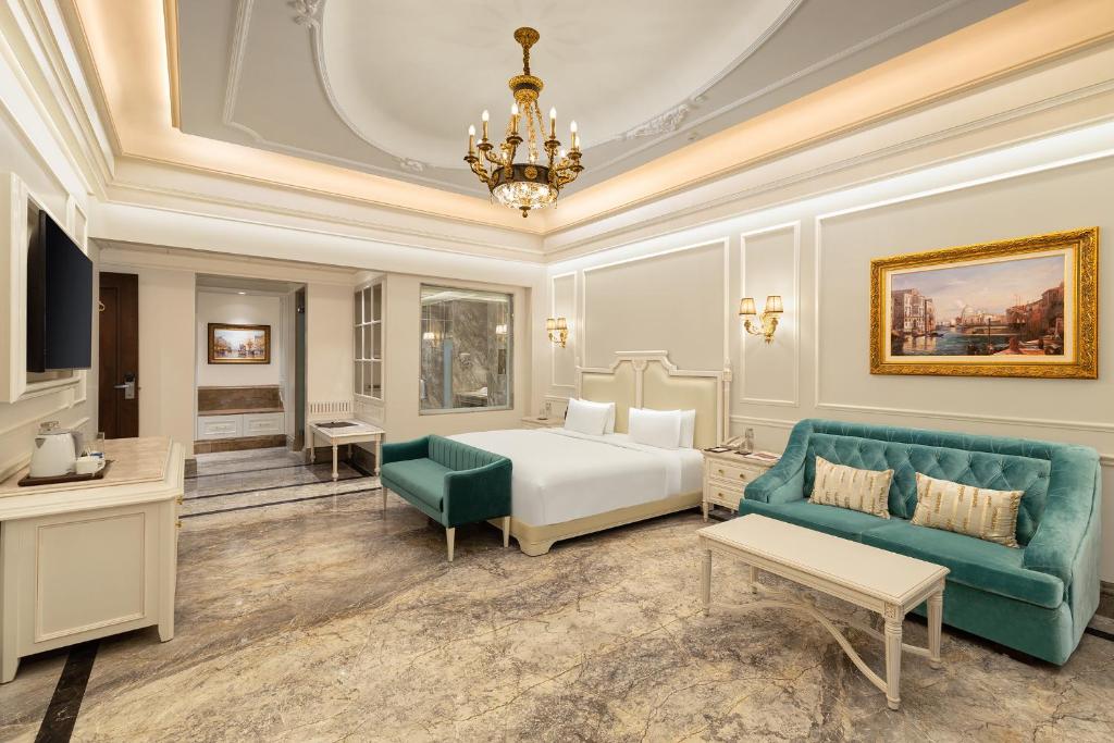 TV a/nebo společenská místnost v ubytování Hotel Hillock Ahmedabad