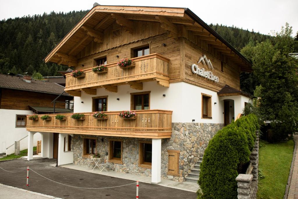 un bâtiment avec un balcon au-dessus dans l'établissement Chalet Eben, à Eben im Pongau