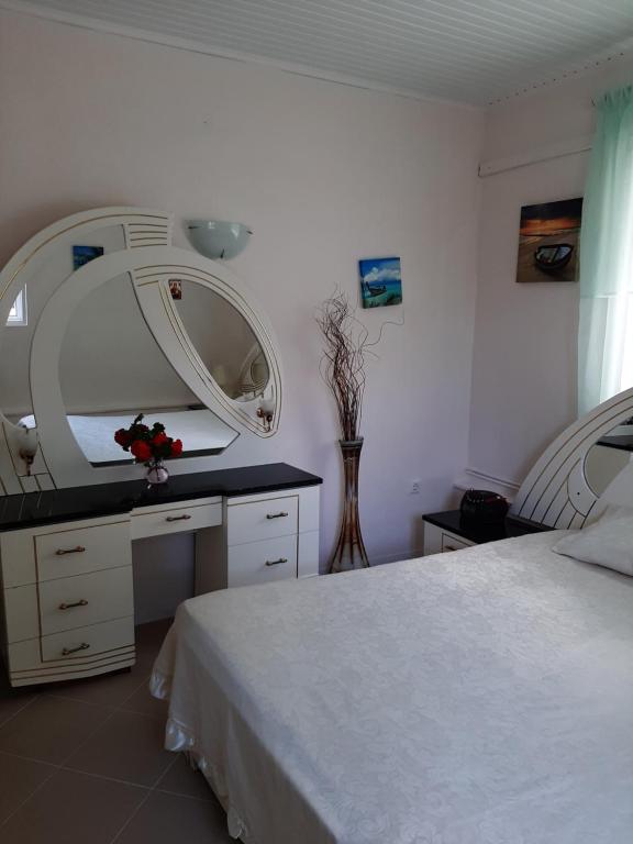 Postel nebo postele na pokoji v ubytování Cozy flat in Nea Makri