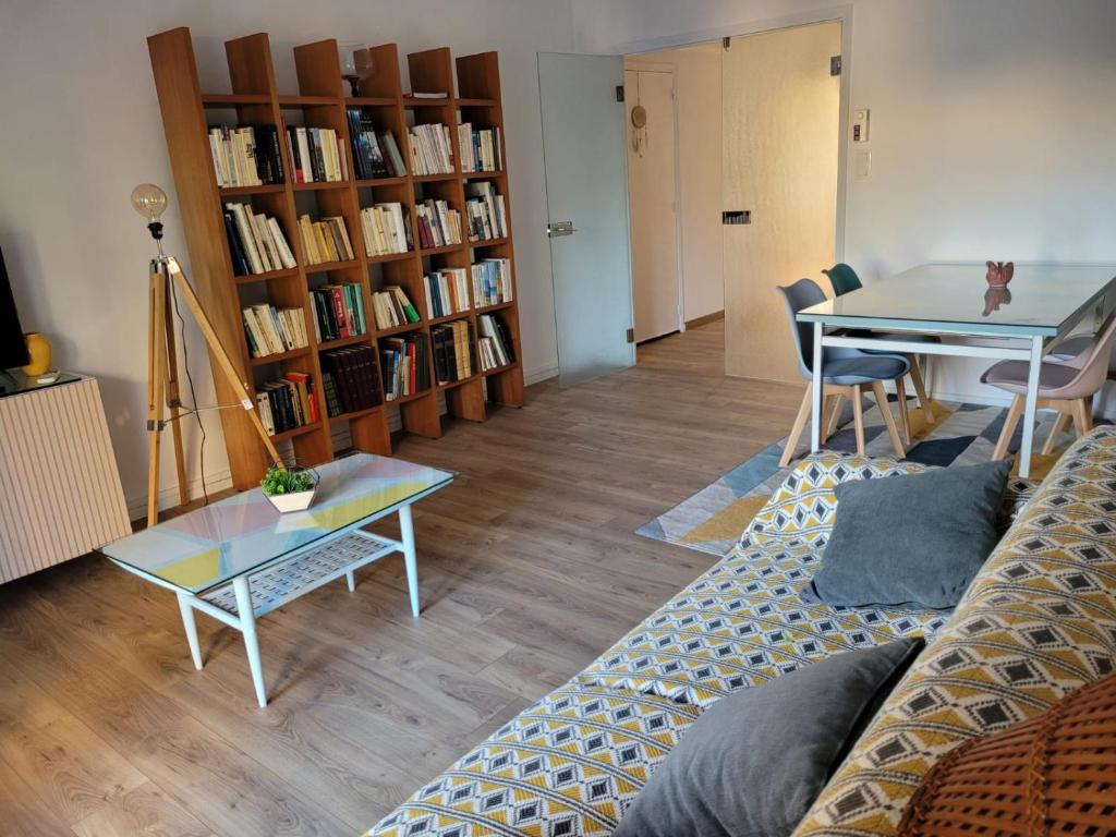 een woonkamer met een bank en een tafel bij Avignon : Appartement le in et off in Avignon