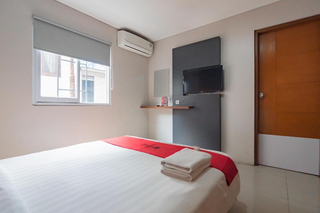 Postel nebo postele na pokoji v ubytování RedDoorz Plus @ Dago Pojok 3