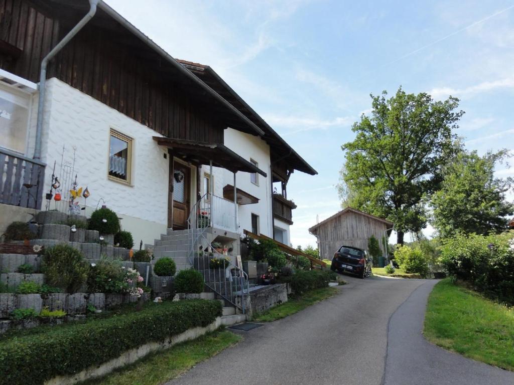 una casa con un coche aparcado delante de ella en Ferienwohnung Waldweg, en Grafenwiesen