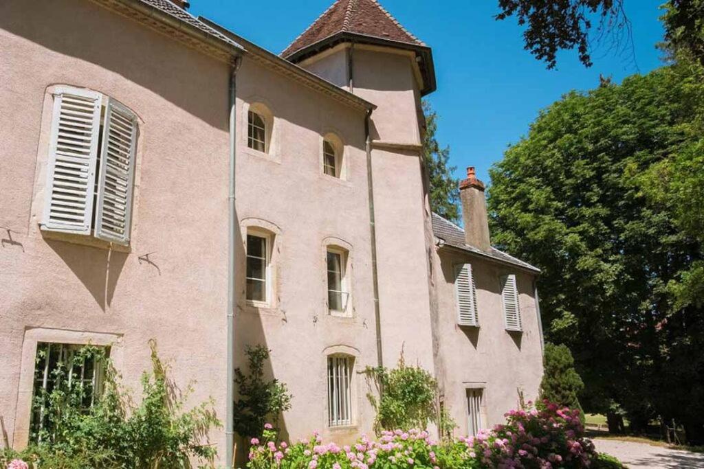 a pink building with a tower on top of it at La Villa Romaine 