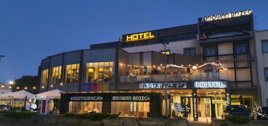 ブジェクにあるPark Hotel & Restauracja Browar Brzegのホテルが目の前にある建物