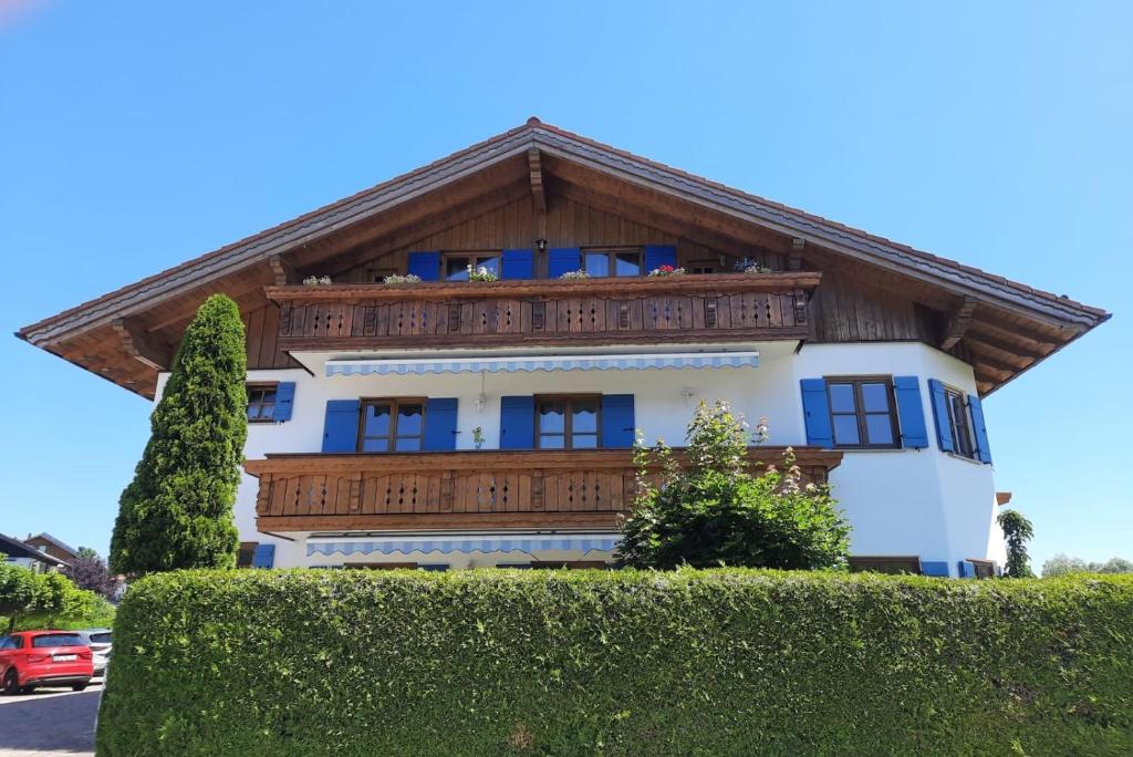 Casa blanca con techo de madera en Ferienwohnung in Lechbruck am See im schönen Allgäu, nahe Füssen nur 300 m vom See, en Lechbruck