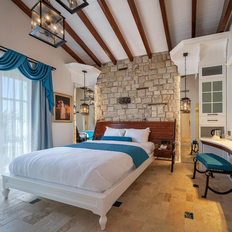 A bed or beds in a room at Monreve Alaçatı