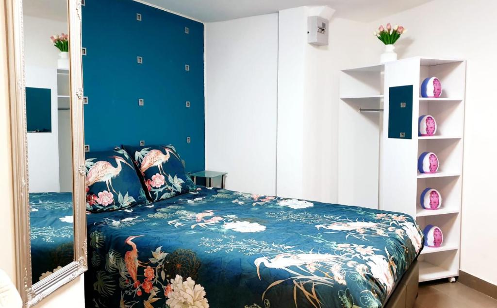 sypialnia z łóżkiem i lustrem w obiekcie Jolie appartement avec 2 chambres partagées w Paryżu