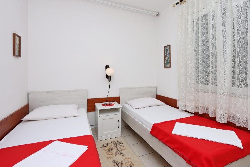 Posteľ alebo postele v izbe v ubytovaní Apartments with a parking space Crikvenica - 12592