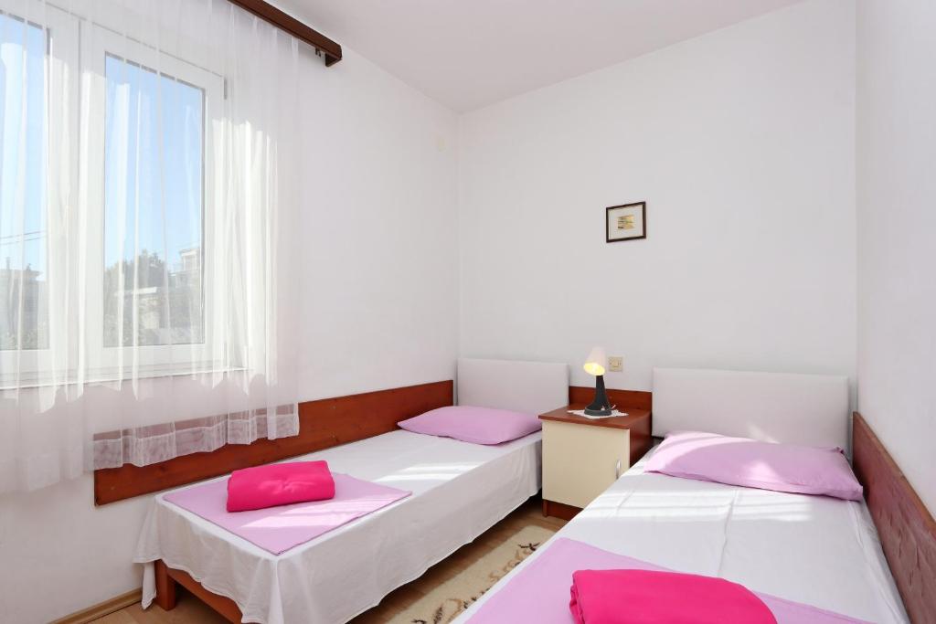 Posteľ alebo postele v izbe v ubytovaní Apartments with a parking space Crikvenica - 12592