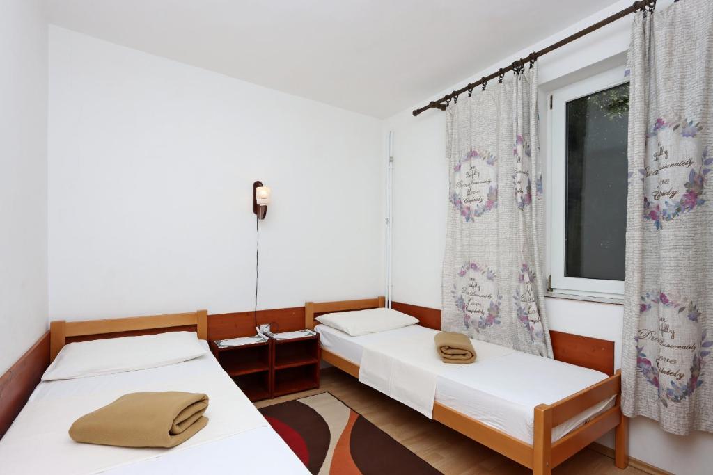 Posteľ alebo postele v izbe v ubytovaní Apartments with a parking space Crikvenica - 12592