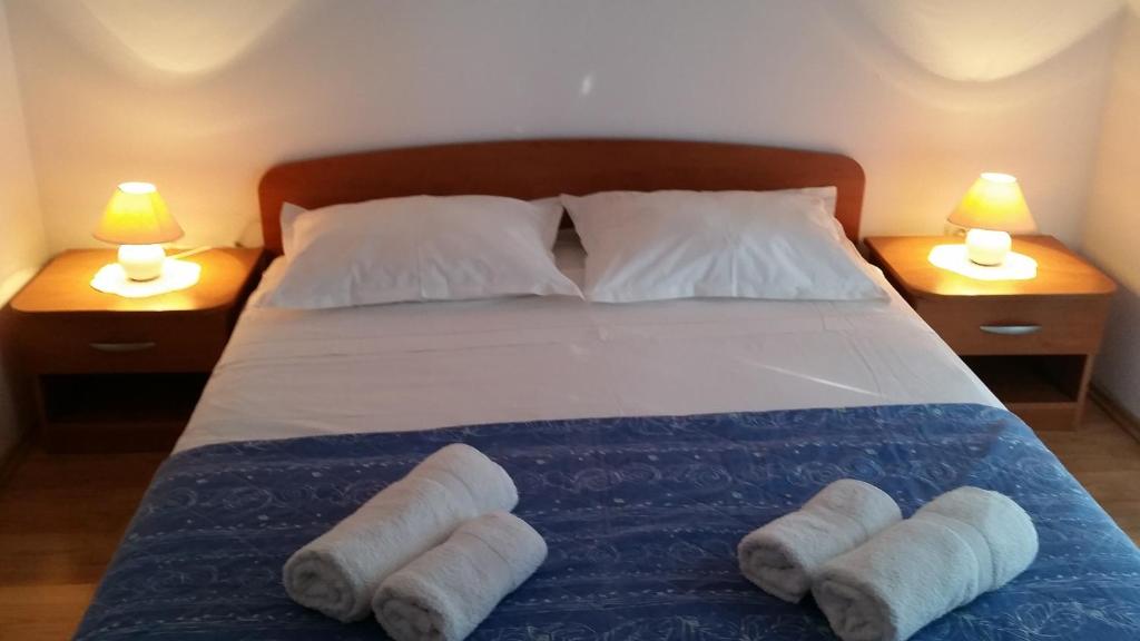 Postel nebo postele na pokoji v ubytování Apartments by the sea Ivan Dolac, Hvar - 12644