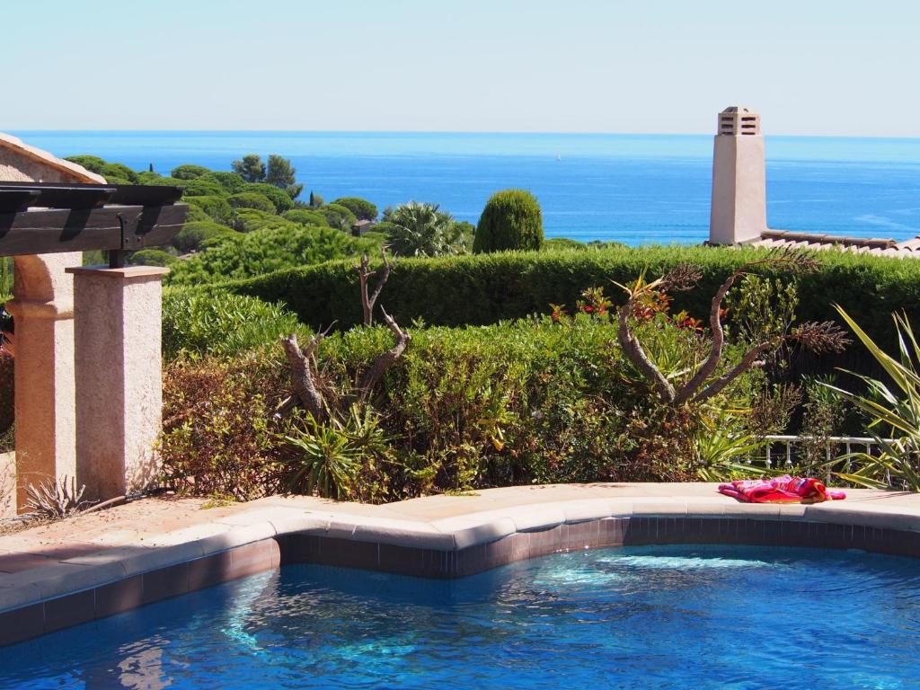ein Schwimmbad mit dem Ozean im Hintergrund in der Unterkunft Villa Riviera, Sea view, Pool, Jacuzzi, Sauna, Walk to the beach in Sainte-Maxime