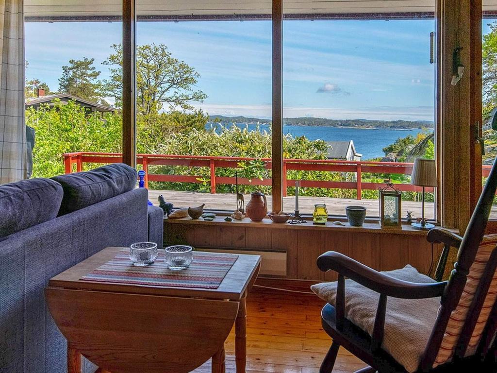 uma sala de estar com um sofá e uma mesa em Holiday home Sandefjord II em Sandefjord