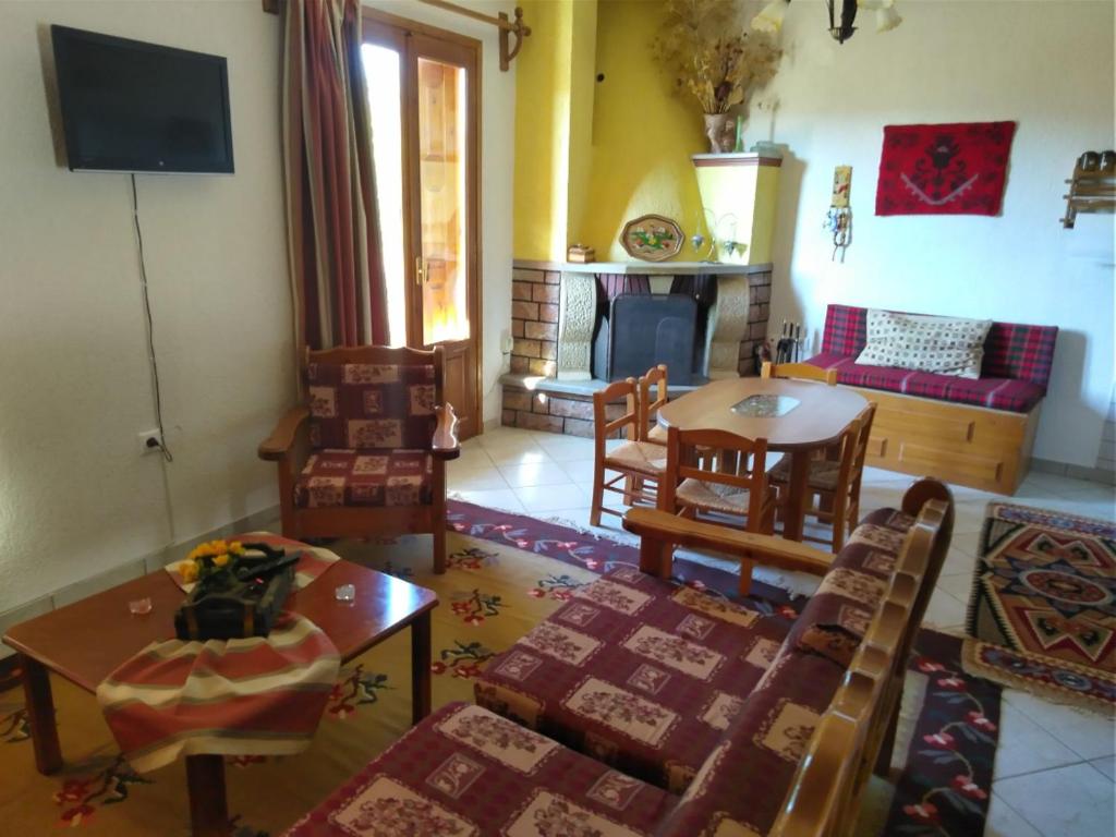 sala de estar con sofá y mesa en Traditional house en Kalívia