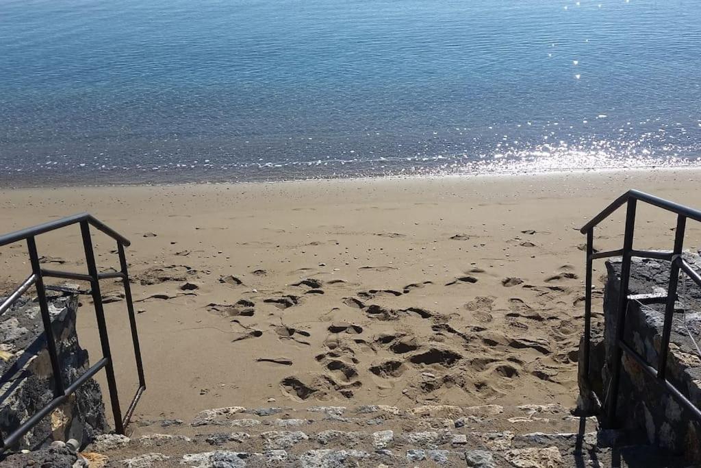 uma praia arenosa com dois degraus de metal para a praia em Villa Aqua em Boghaz