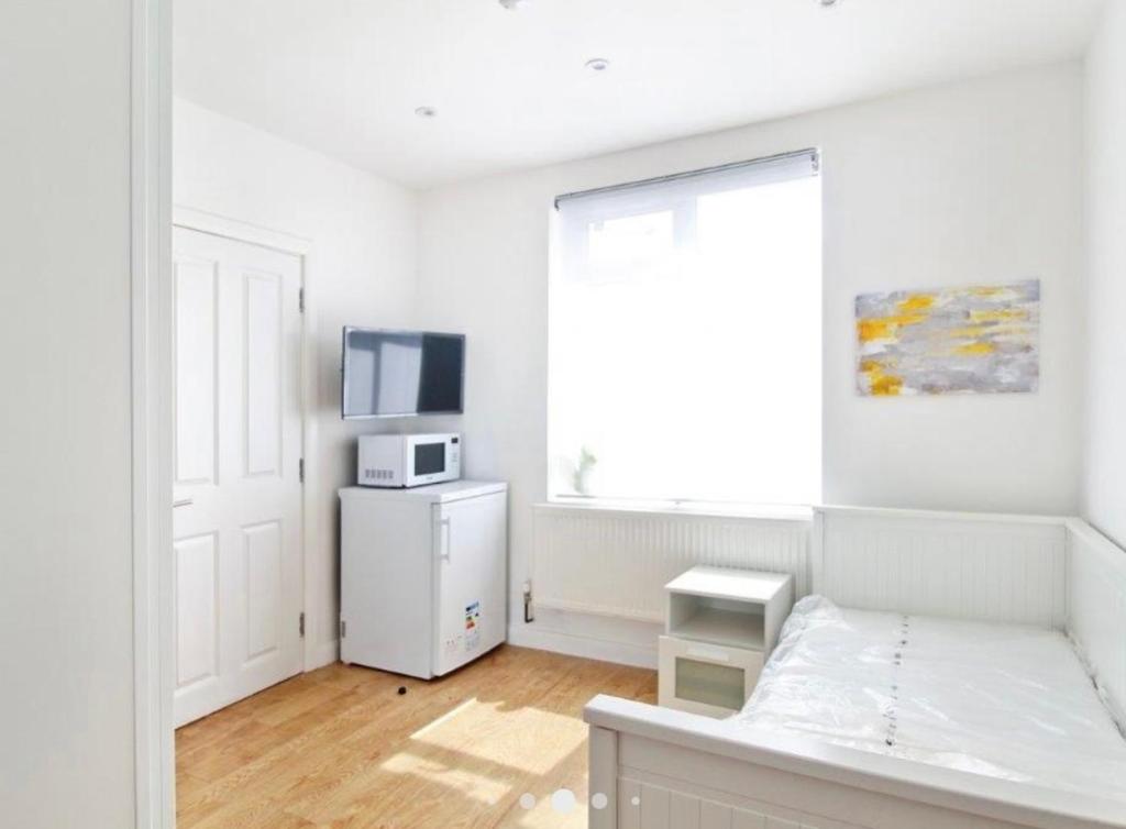 West Acton Studio Flat, London (updated prices 2024)