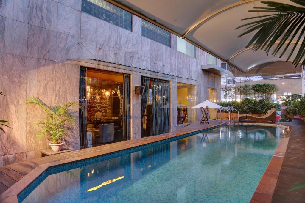 Bazén v ubytování Mosaic Hotel, Noida nebo v jeho okolí