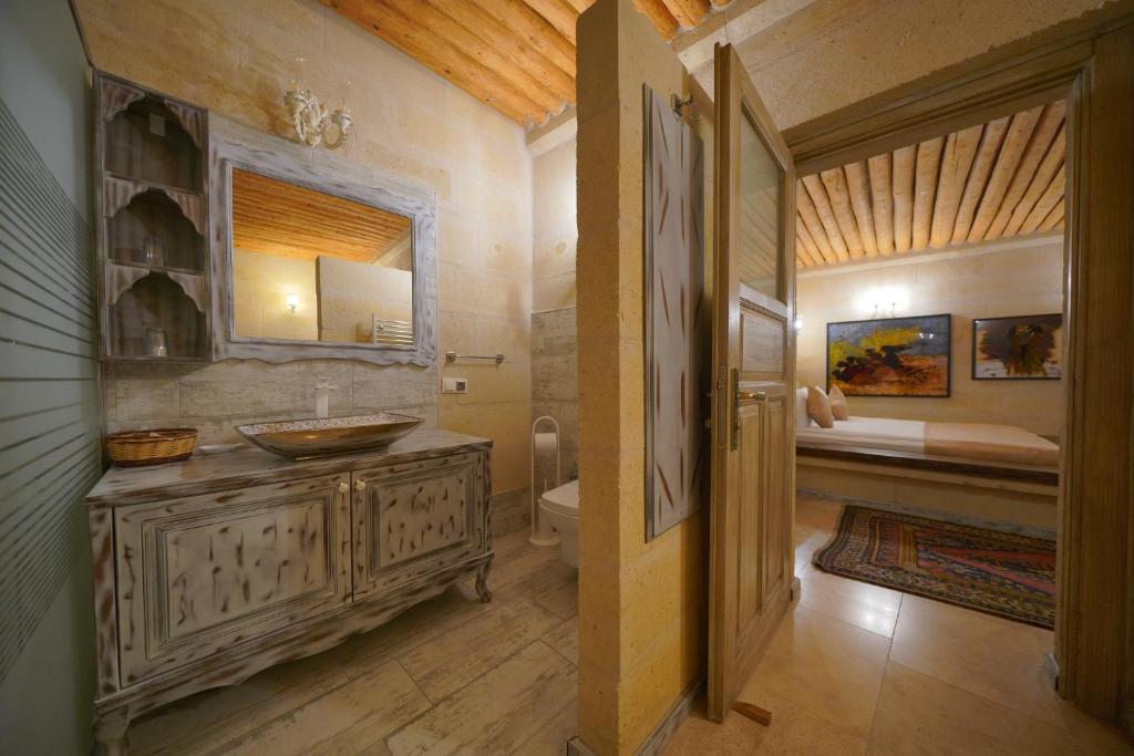 Postel nebo postele na pokoji v ubytování Karlık Cave Suite Cappadocia