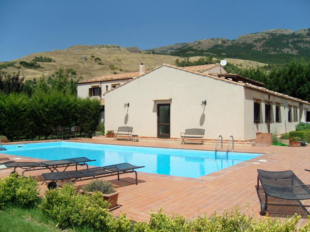 een villa met een zwembad en een huis bij Agriturismo Terravecchia in Castellana Sicula