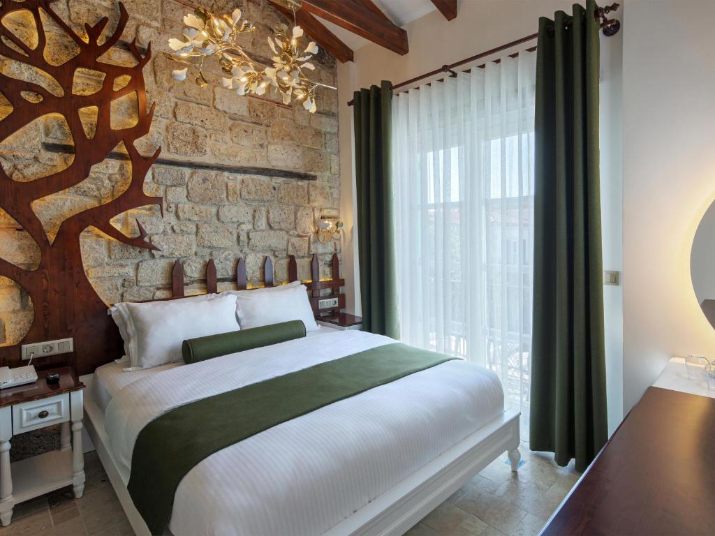 A bed or beds in a room at Monreve Alaçatı