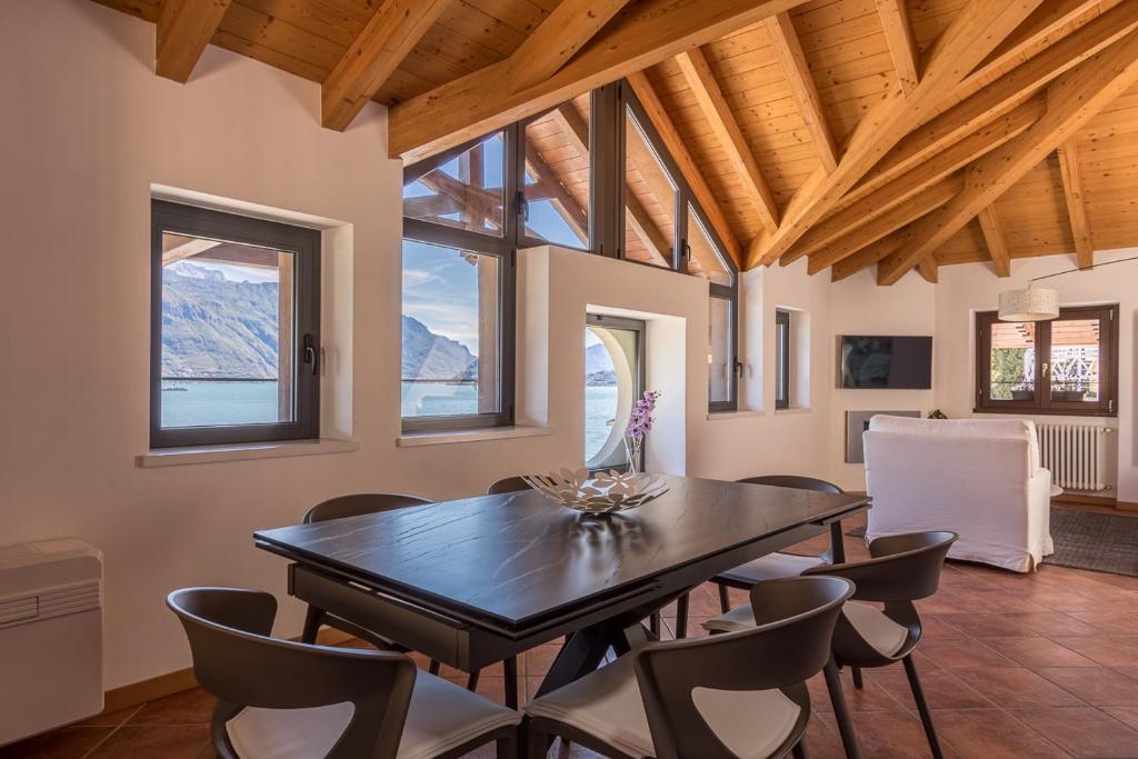 Televízia a/alebo spoločenská miestnosť v ubytovaní Apartment Tamara Suite - Menaggio