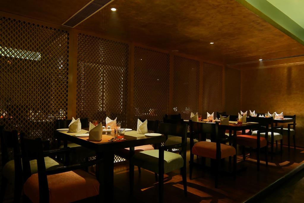 Restaurace v ubytování Mosaic Hotel, Noida