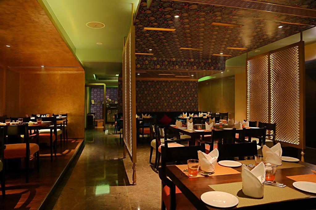 Restaurace v ubytování Mosaic Hotel, Noida
