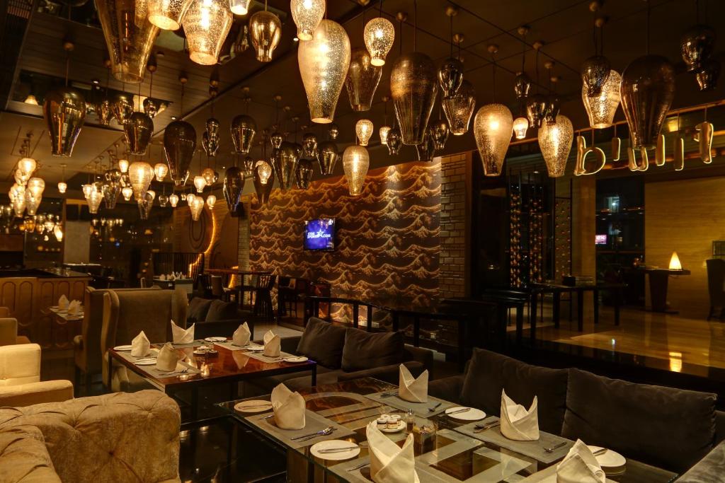 Restaurace v ubytování Mosaic Hotel, Noida