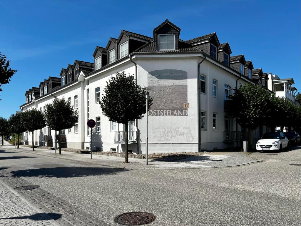 um edifício branco com um sinal na lateral em Ferienwohnung Kleine Auszeit em Ostseebad Sellin