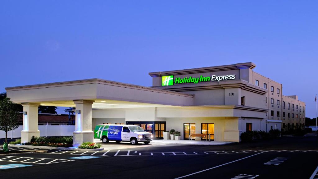 Holiday Inn Express Philadelphia Airport, an IHG Hotel في إسينغتون: مبنى متوقف امامه سيارة