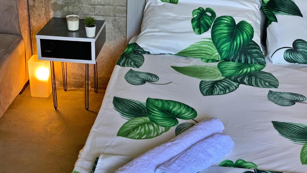 Łóżko lub łóżka w pokoju w obiekcie Vrachokipos Guesthouse