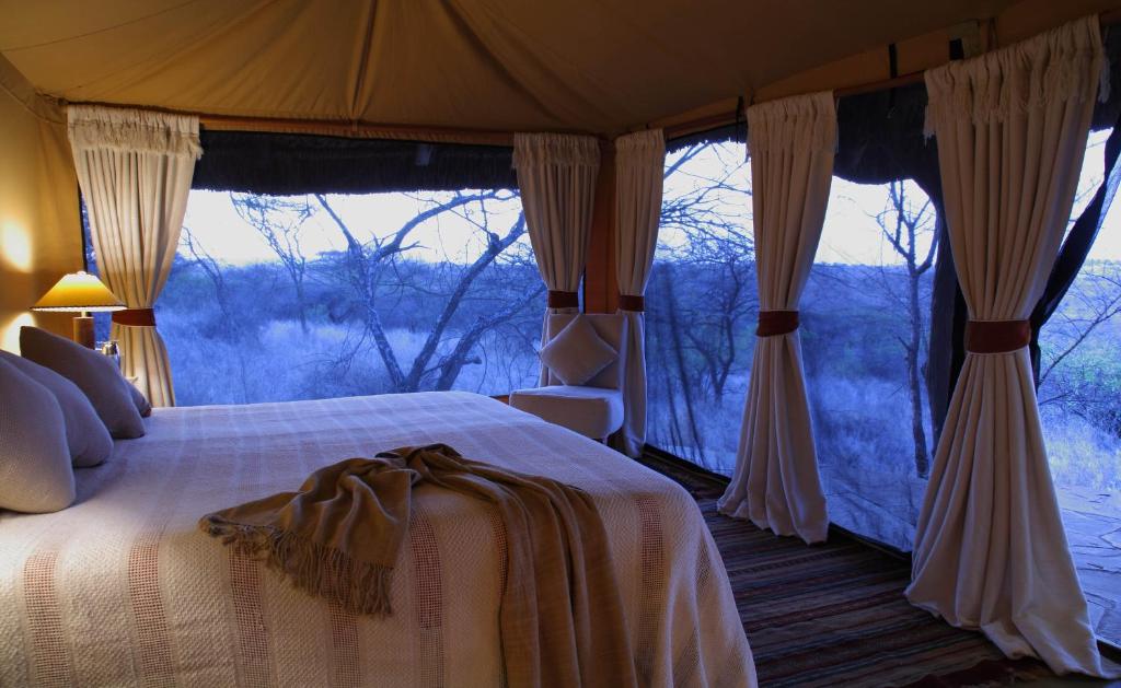 Postel nebo postele na pokoji v ubytování Elewana Lewa Safari Camp