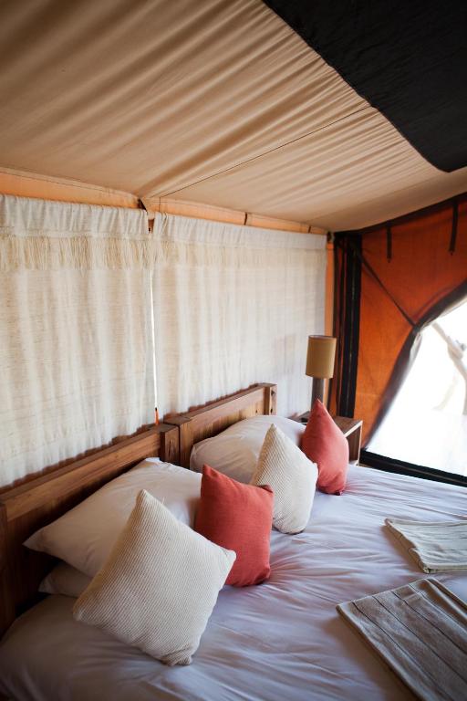 Postel nebo postele na pokoji v ubytování Elewana Lewa Safari Camp