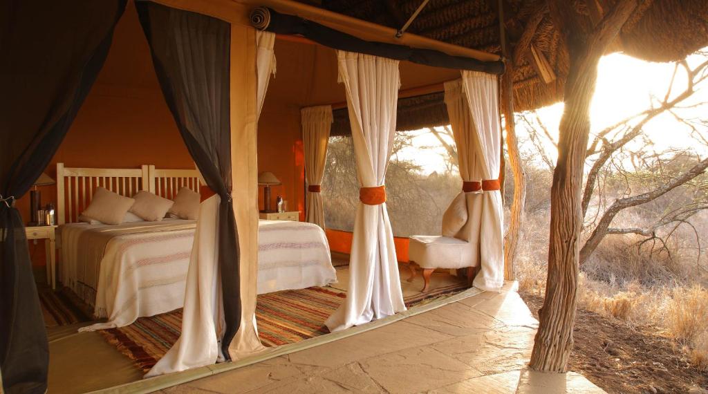 Postel nebo postele na pokoji v ubytování Elewana Lewa Safari Camp