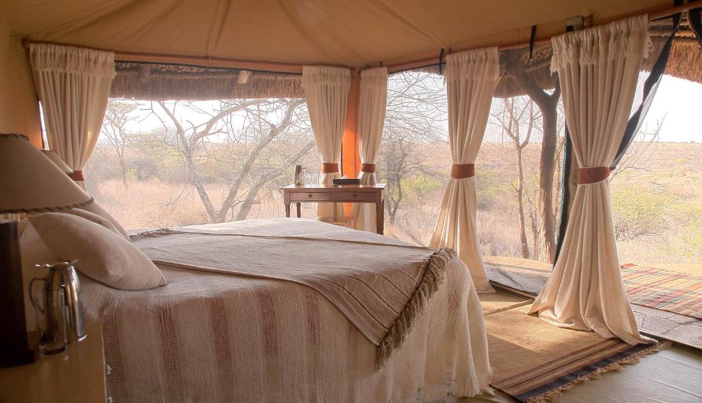 Postel nebo postele na pokoji v ubytování Elewana Lewa Safari Camp
